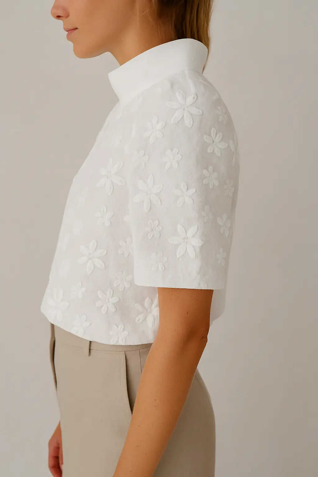 Léana™ Stickerei-Bluse mit hohem Kragen Modeberg Bern