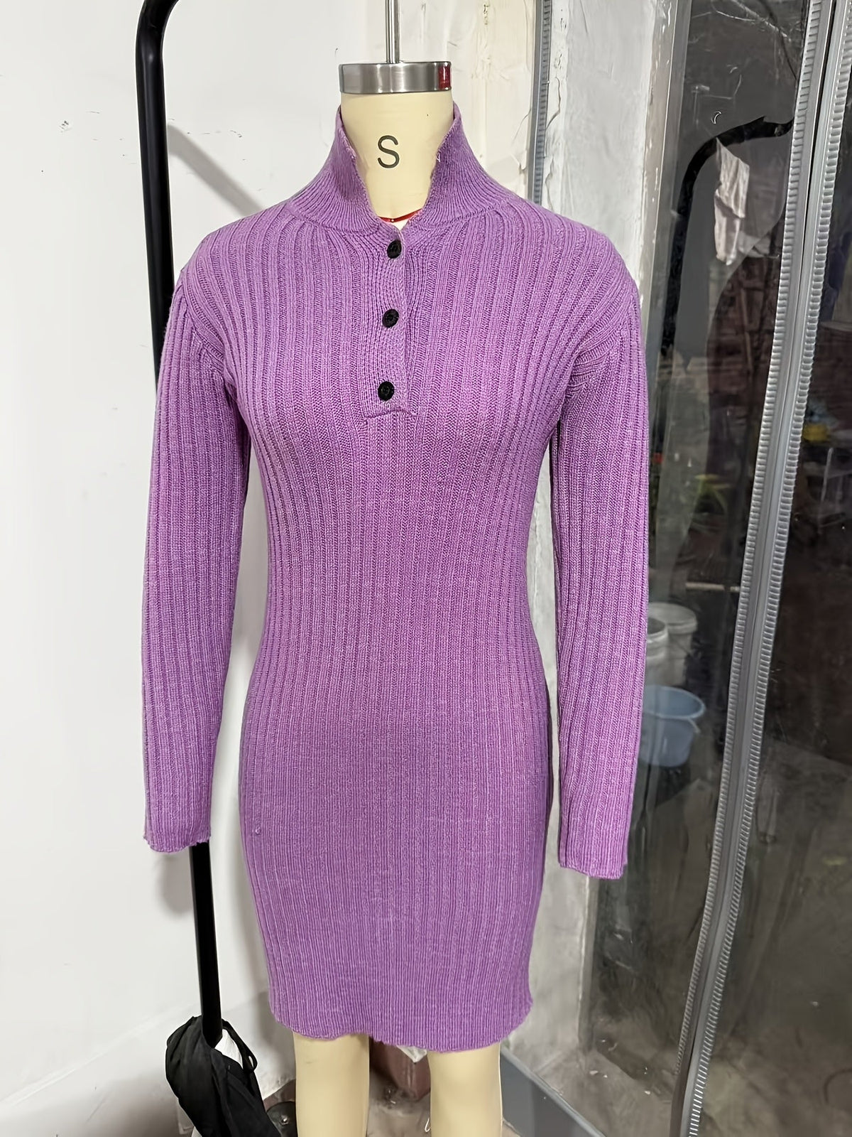 Ribbed Knit V-Neck Long Sleeve Midi Dress Modeberg Bern